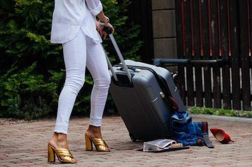8 situations where your luggage is at risk - luggage protection tips